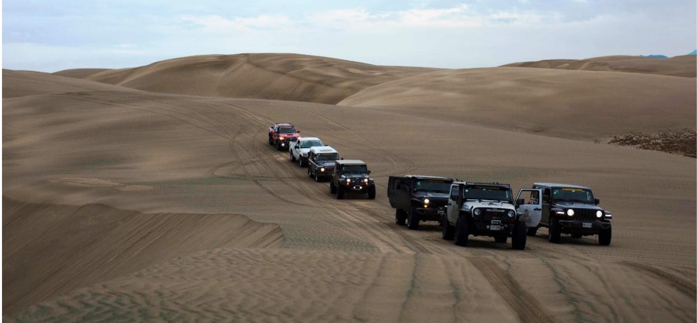 Convoy recorriendo las dunas